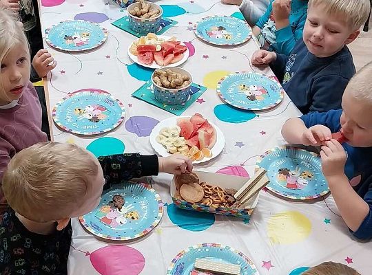 Dzieci przy urodzinowym stole