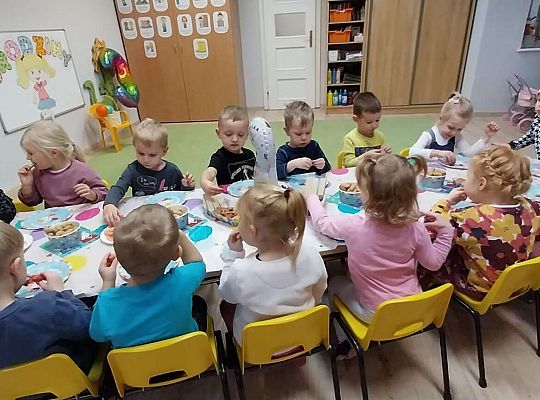 Dzieci przy urodzinowym stole