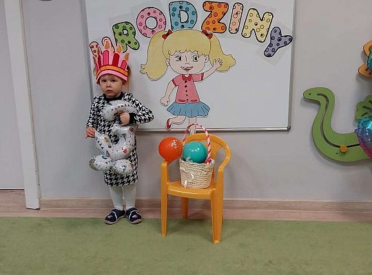 Solenizantka na tle dekoracji