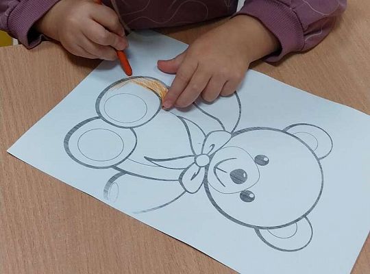 Dziewczynka koloruje