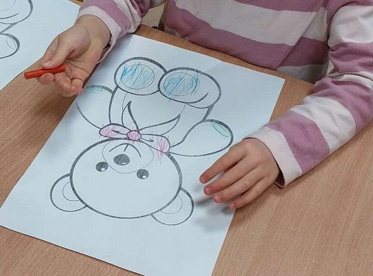 Dziewczynka koloruje