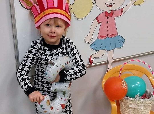 Solenizantka na tle dekoracji