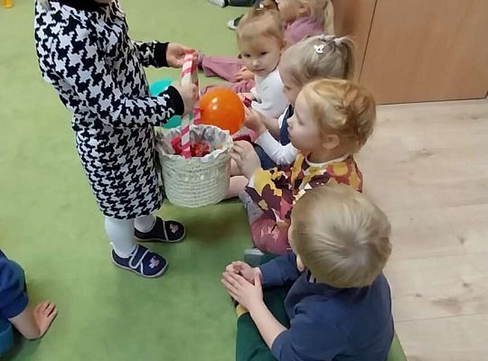 Solenizantka częstuje dzieci