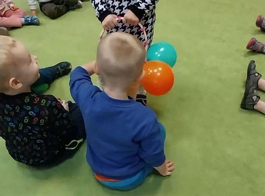 Solenizantka częstuje dzieci