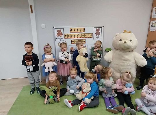 Grupa dzieci z misiami