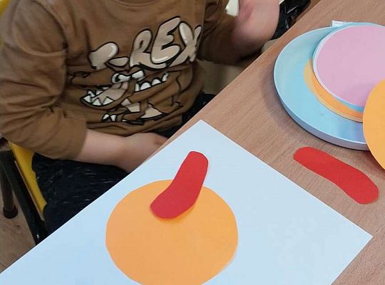 Chłopiec robi pracę plastyczną