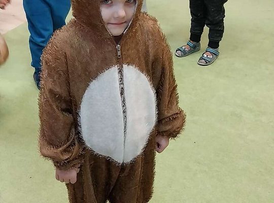 Dziewczynka przebrana za misia