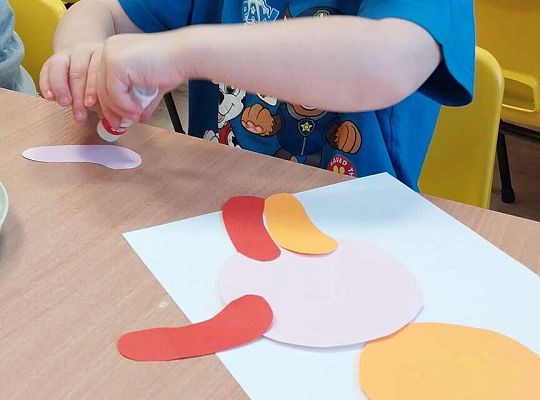 Chłopiec robi pracę plastyczną