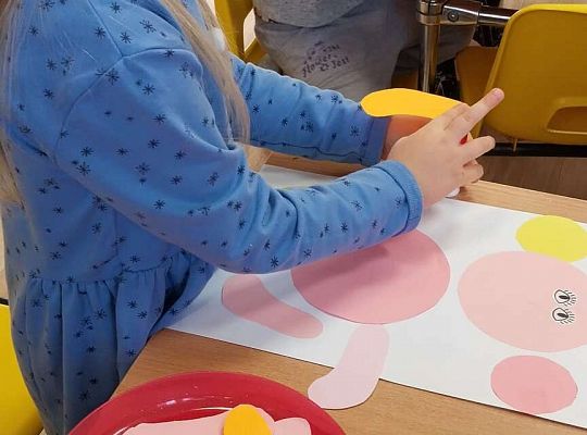 Dzieci robią prace plastyczne