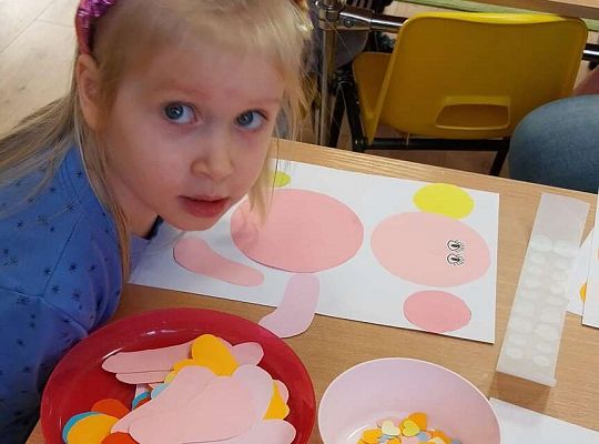 Dzieci robią prace plastyczne