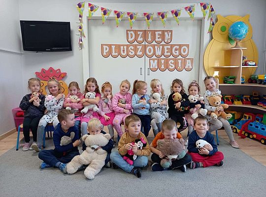 Grupa dzieci z misiami