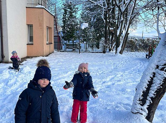 Dzieci bawią się śniegiem