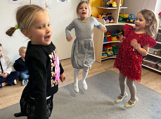 Dzieci tańczą
