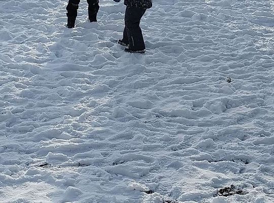 Zabawy dzieci na śniegu