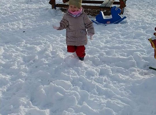 Zabawy dzieci na śniegu