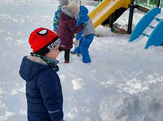 Zabawy dzieci na śniegu