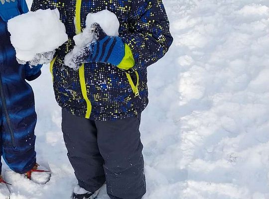 Zabawy dzieci na śniegu