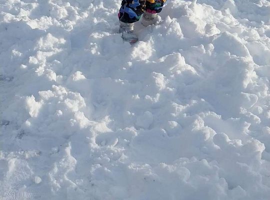 Zabawy dzieci na śniegu