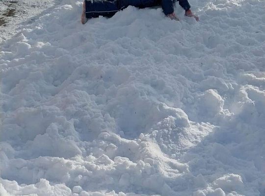 Zabawy dzieci na śniegu