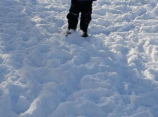 Zabawy dzieci na śniegu