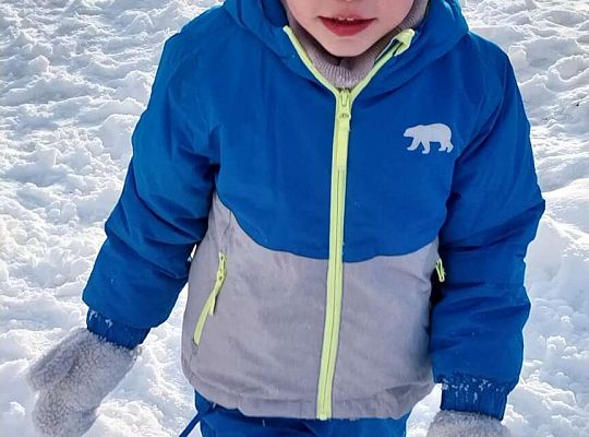 Zabawy dzieci na śniegu