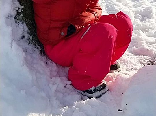 Zabawy dzieci na śniegu