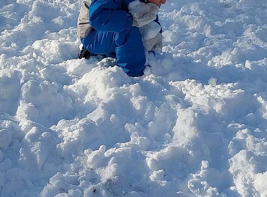 Zabawy dzieci na śniegu