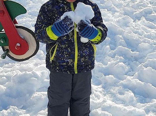 Zabawy dzieci na śniegu