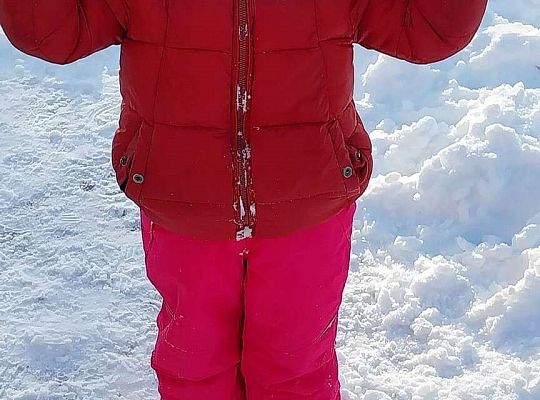 Zabawy dzieci na śniegu