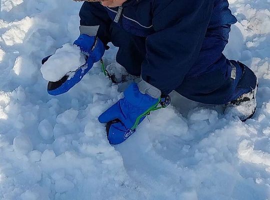 Zabawy dzieci na śniegu