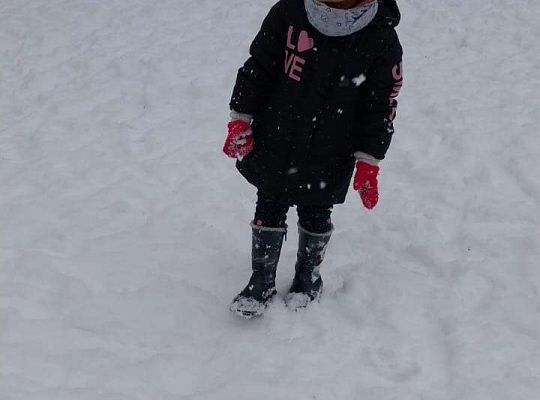 Zabawy dzieci na śniegu