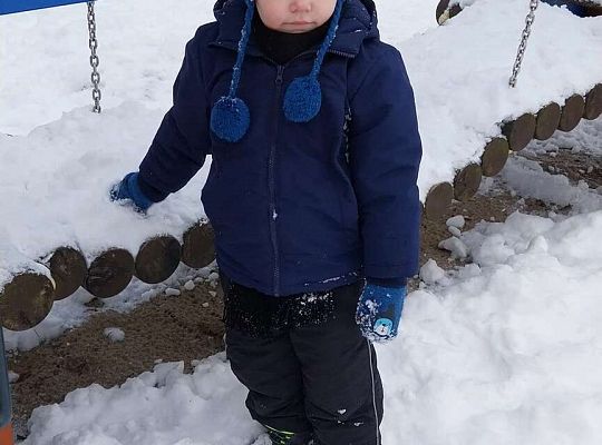 Zabawy dzieci na śniegu