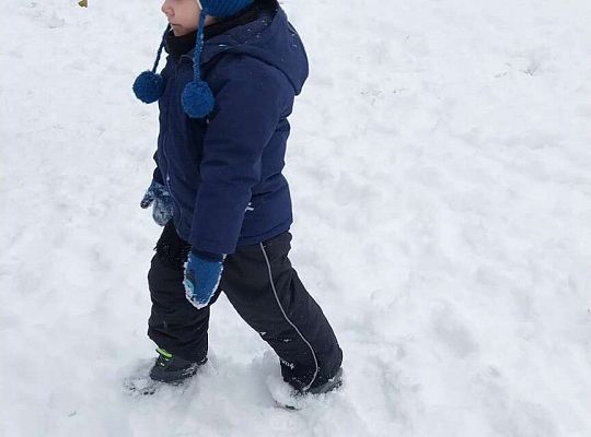 Zabawy dzieci na śniegu