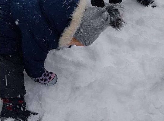 Zabawy dzieci na śniegu