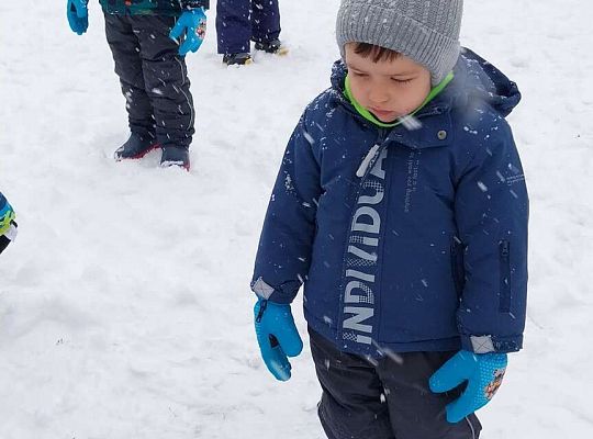 Zabawy dzieci na śniegu