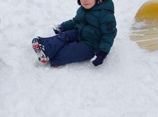 Zabawy dzieci na śniegu