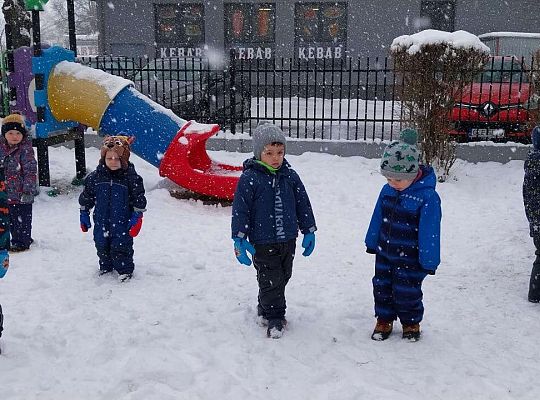 Zabawy dzieci na śniegu