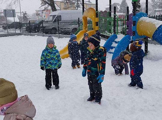 Zabawy dzieci na śniegu