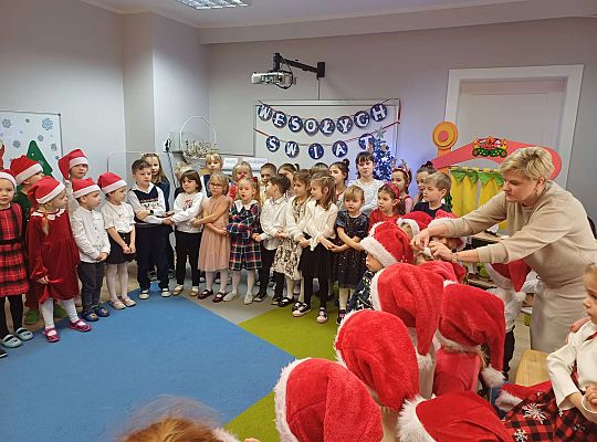 Wspólne śpiewanie kolęd oraz składanie życzeń świątecznych