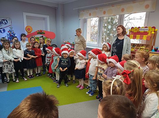 Wspólne śpiewanie kolęd oraz składanie życzeń świątecznych