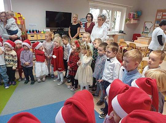 Wspólne śpiewanie kolęd oraz składanie życzeń świątecznych