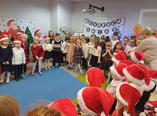 Wspólne śpiewanie kolęd oraz składanie życzeń świątecznych