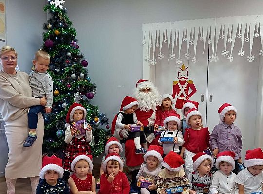 Grupa dzieci z Mikołajem