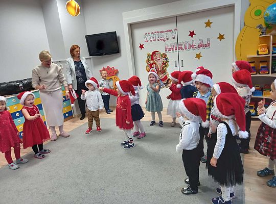 Dzieci śpiewają dla Mikołaja