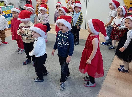 Dzieci śpiewają dla Mikołaja