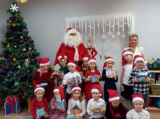 Grupa Dzieci z Mikołajem