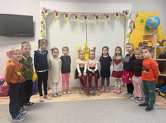 Grupa dzieci z solenizantkami