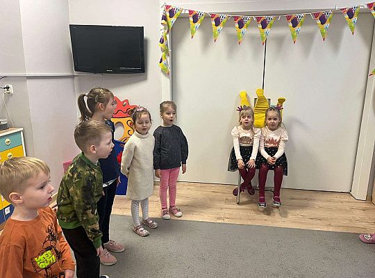 Dzieci śpiewają "sto lat "solenizantkom