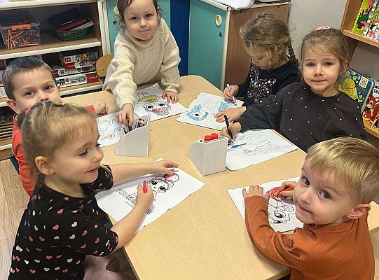 Dzieci przy urodzinowym stole