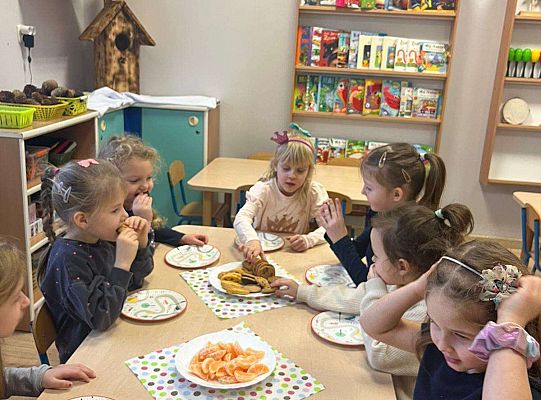 Dzieci przy urodzinowym stole